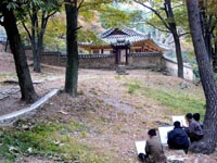 Schüler beim Malen am Sokdamgugok Tempel bei Haeju