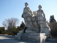 Monument 'Die Lernenden' am Fuße des Juche Turmes