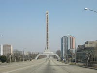 Gedenkstele zum Beginn der Allee zum Kumsusan-Palast